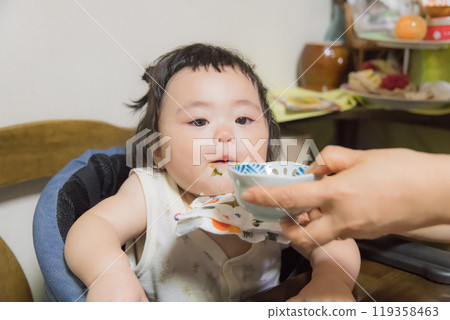 【綁頭髮的寶寶吃嬰兒食品】 119358463