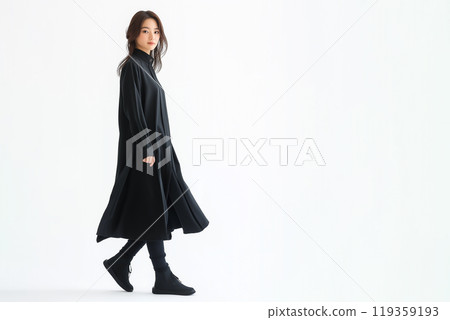 穿著黑衣服行走的年輕女子 119359193