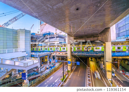 日本東京街景:再見,澀谷站西口…車站大樓(左)和覆蓋著面板的山手線= 14號 日本東京街景:再見,澀谷站西口…車站大樓(左)和覆蓋著面板的山手線= 14號 119361154