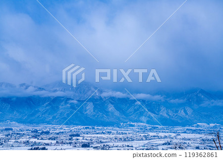 [Winter material] Matsumotodaira in winter and the Northern Alps covered in clouds [Nagano Prefecture] 119362861