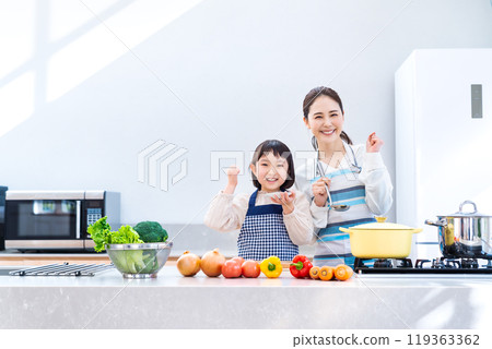 Elementary school student guts pose cooking with mom Elementary school student guts pose cooking with mom 119363362
