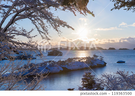 Morning snow scene in Matsushima 119363500