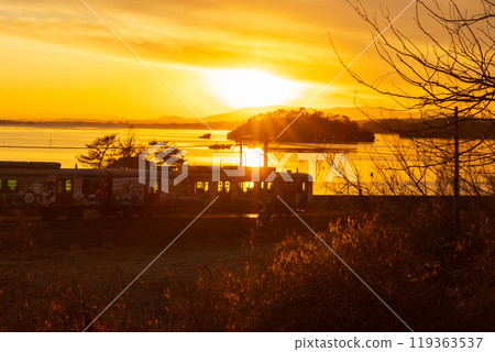 黃昏時穿過松島的仙石線 黃昏時穿過松島的仙石線 119363537