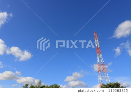 輸電線塔在夏日的天空中升起 119363855