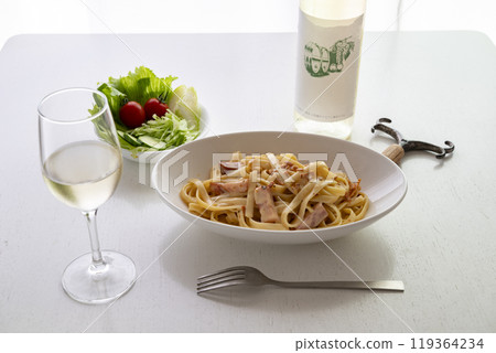 培根蛋麵和白葡萄酒 培根蛋麵和白葡萄酒 119364234