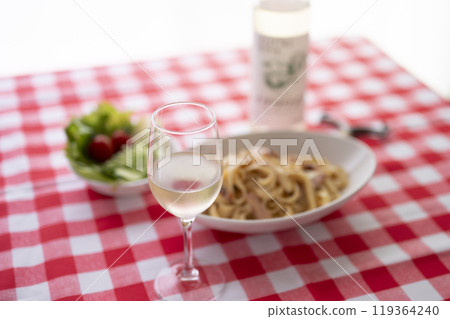 培根蛋麵和白葡萄酒 119364240