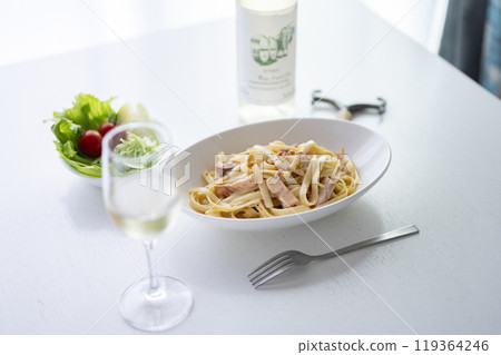 培根蛋麵和白葡萄酒 119364246