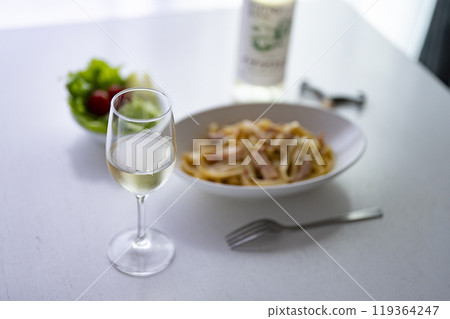 培根蛋麵和白葡萄酒 119364247