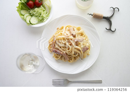 培根蛋麵和白葡萄酒 119364256
