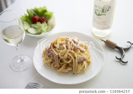 培根蛋麵和白葡萄酒 119364257