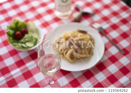 培根蛋麵和白葡萄酒 119364262
