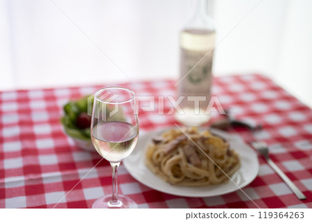 培根蛋麵和白葡萄酒 培根蛋麵和白葡萄酒 119364263