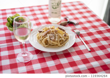 Carbonara and white wine Carbonara and white wine 119364264