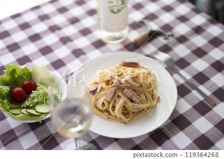 Carbonara and white wine Carbonara and white wine 119364268