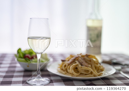 培根蛋麵和白葡萄酒 培根蛋麵和白葡萄酒 119364270