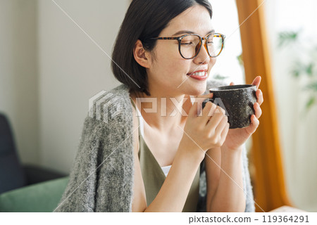 在家喝熱咖啡的女人 119364291