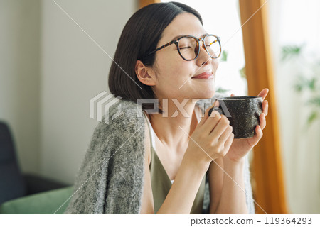 在家喝熱咖啡的女人 在家喝熱咖啡的女人 119364293