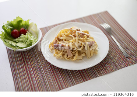 Delicious carbonara 119364316