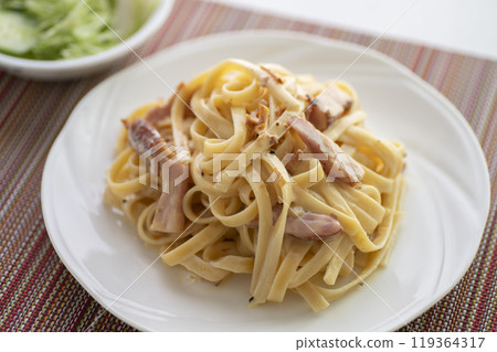 Delicious carbonara 119364317