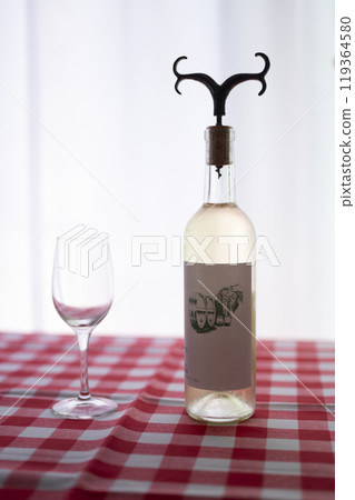 White wine 119364580