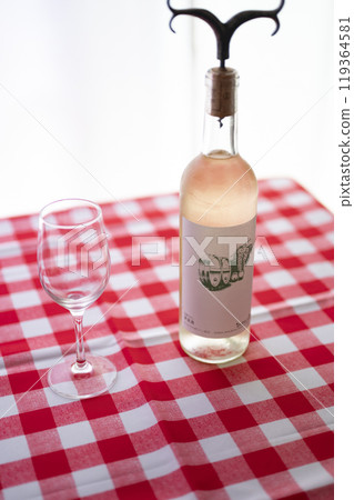 White wine 119364581