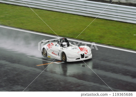 VITA賽車在雨路上奮力奔跑 119365686