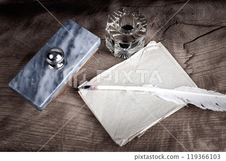 Vintage retro fountain pen and inkwell with old letters on a wooden table Vintage retro fountain pen and inkwell with old letters on a wooden table 119366103