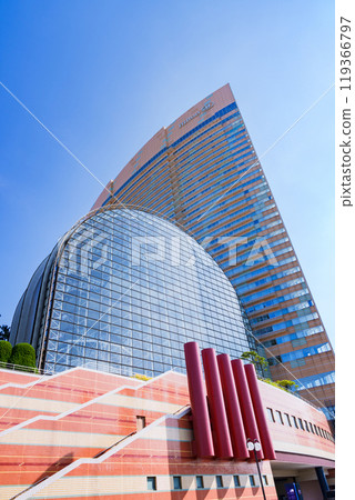 Hilton Fukuoka Sea Hawk is a huge hotel next to Fukuoka Dome [Scenery of Hakata] 119366797