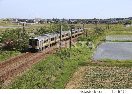Shin-Etsu Main Line E129 series (4-car train: Nagaoka⇔Niigata) 119367903