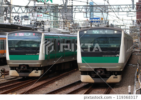 Saikyo Line E233 series train arriving and departing from Shinjuku Station during the morning rush hour 119368317