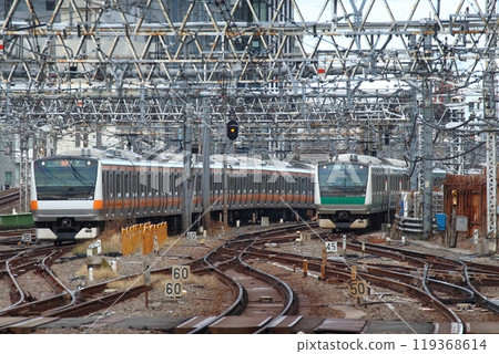 Saikyo Line/Chuo Line E233 series train arriving and departing from Shinjuku Station during the morning rush hour 119368614