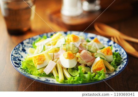 通心粉沙拉佐水煮蛋和火腿 119369341
