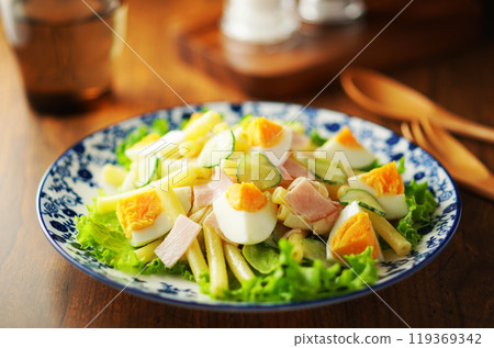 通心粉沙拉佐水煮蛋和火腿 119369342