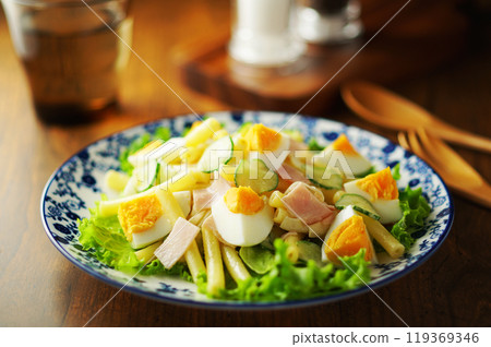 通心粉沙拉佐水煮蛋和火腿 通心粉沙拉佐水煮蛋和火腿 119369346