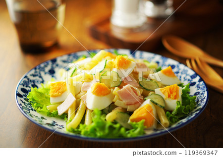 通心粉沙拉佐水煮蛋和火腿 通心粉沙拉佐水煮蛋和火腿 119369347