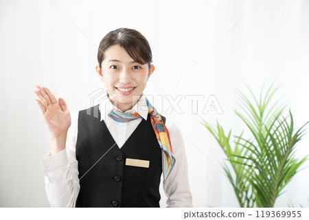 戴著圍巾微笑的女商人 119369955