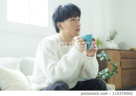 Man drinking coffee 119370002