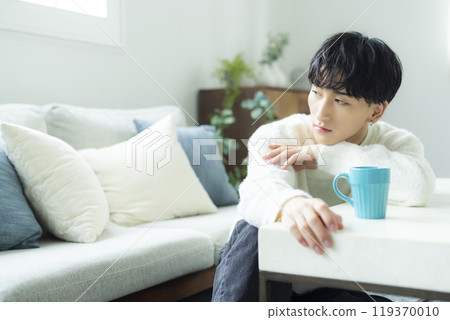 Man drinking coffee 119370010