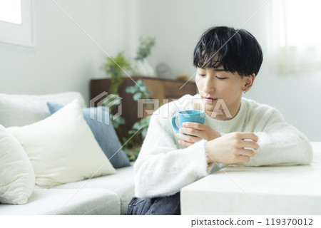 Man drinking coffee 119370012