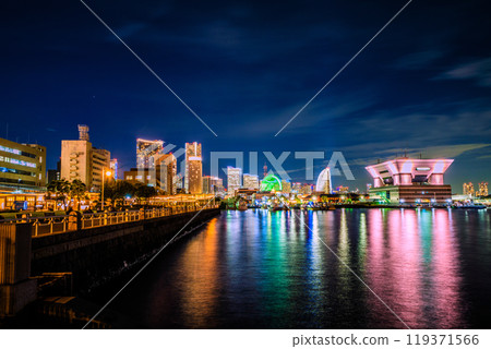 日本橫濱城市景觀 從山下公園看到的港未來夜景。左後方前往櫻木町站 = 10 月 11 日 119371566