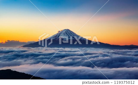 被日出之光照亮的富士山頂出現在雲海之上。雲海真是太棒了 119375012