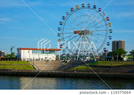 Arakawa Amusement Park's Ferris wheel and the scenery reflected on the water - Evening view Arakawa Amusement Park's Ferris wheel and the scenery reflected on the water - Evening view 119375664