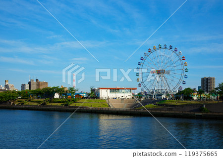 Arakawa Amusement Park's Ferris wheel and the scenery reflected on the water - Evening view Arakawa Amusement Park's Ferris wheel and the scenery reflected on the water - Evening view 119375665
