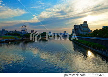 荒川遊樂園的摩天輪和隅田川的夕陽景色。 荒川遊樂園的摩天輪和隅田川的夕陽景色。 119375690
