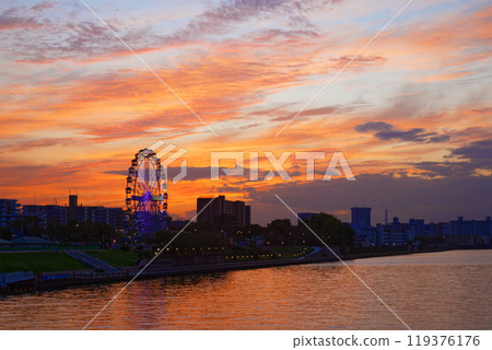 荒川遊樂園的摩天輪和倒映在隅田川的夜景。 荒川遊樂園的摩天輪和倒映在隅田川的夜景。 119376176