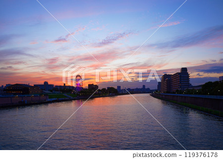 Arakawa Amusement Park's Ferris wheel and the scenery reflected in the Sumida River. Evening scenery, sunset, night view, light-up Arakawa Amusement Park's Ferris wheel and the scenery reflected in the Sumida River. Evening scenery, sunset, night view, light-up 119376178