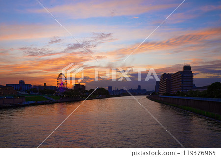 荒川遊樂園的摩天輪和隅田川的夕陽景色。 荒川遊樂園的摩天輪和隅田川的夕陽景色。 119376965