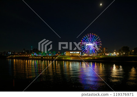 荒川遊樂園的摩天輪與隅田川的夜景燈飾 荒川遊樂園的摩天輪與隅田川的夜景燈飾 119376971