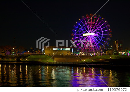 Arakawa Amusement Park's Ferris wheel and the scenery reflected in the Sumida River, night view, illuminated Arakawa Amusement Park's Ferris wheel and the scenery reflected in the Sumida River, night view, illuminated 119376972