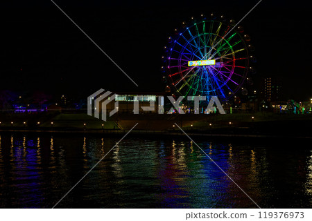 荒川遊樂園的摩天輪與隅田川的夜景燈飾 荒川遊樂園的摩天輪與隅田川的夜景燈飾 119376973
